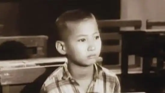 洪金宝小时候经常逃学生事家人把他送入中国戏剧学院