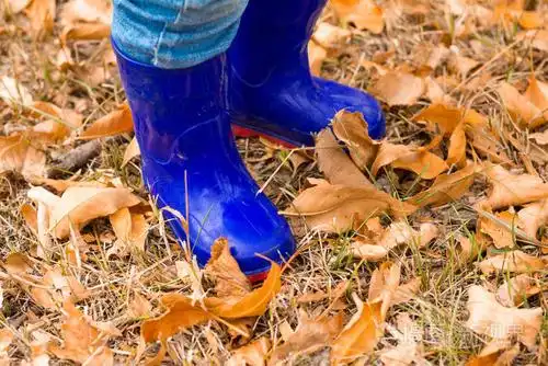 蓝色儿童雨靴在户外行动
