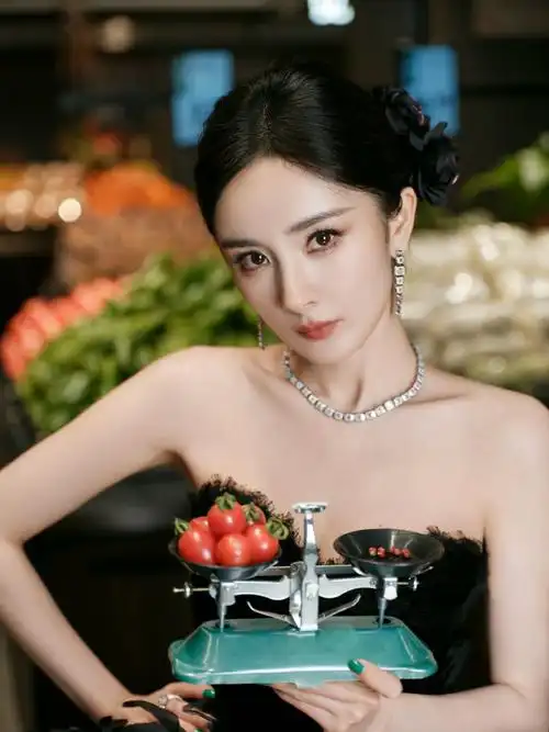 水印高清原图送达～今天的黑玫瑰queen94期待gq亮相@杨幂#gq明星