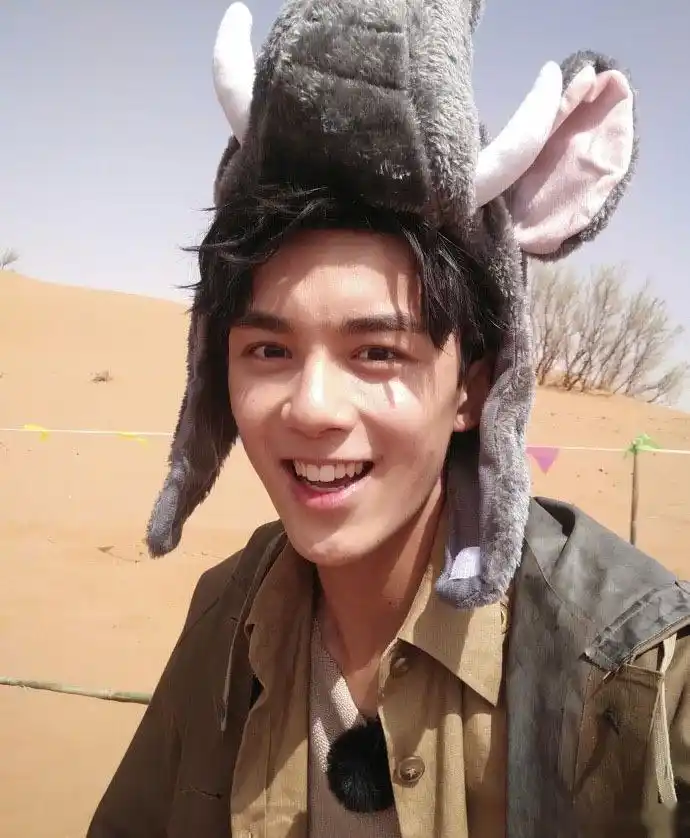 吴磊,元气少年  这少年笑起来真的好阳光 好招人喜欢