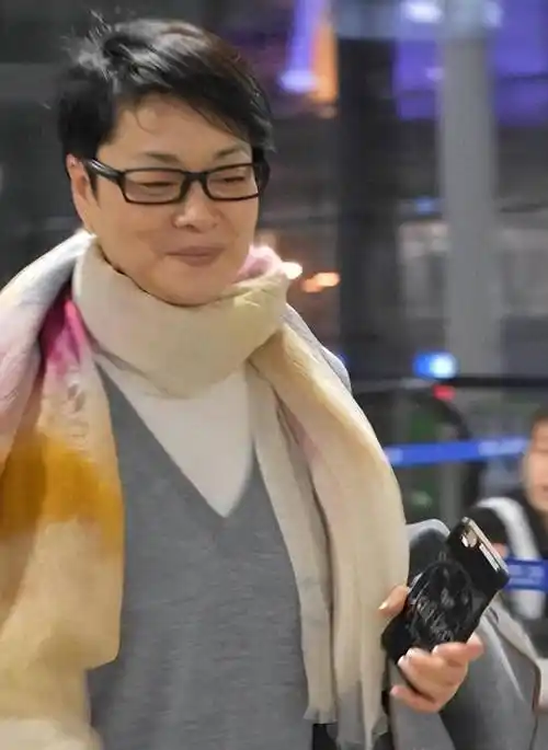 毛阿敏近照,素颜难掩沧桑!中植系爆雷,她及时切割,有智慧啊!