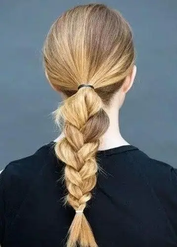 在后脑杓绑一个低三股辫