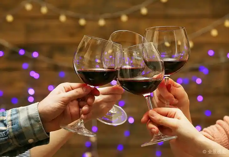 碰杯_红酒_鲜明_背景_高清图片_全景视觉