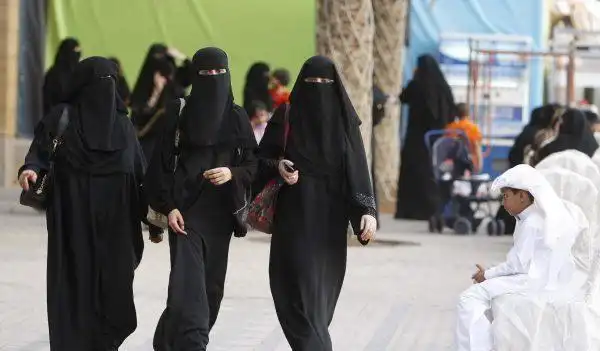 沙特阿拉伯妇女相貌和生活中的时尚