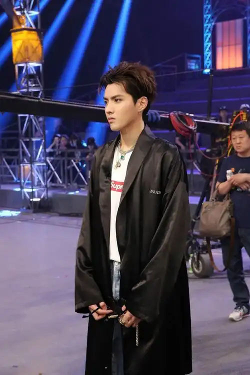 一看吴亦凡 kris wu 的日常行头,就知道他是个潮流老江湖!