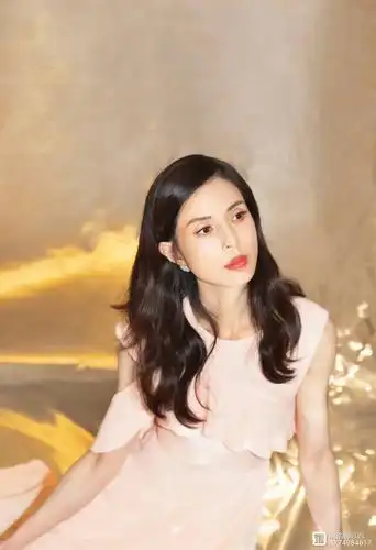 54岁李若彤穿粉色连衣裙皮肤白皙妆容精致依然不见岁月痕迹