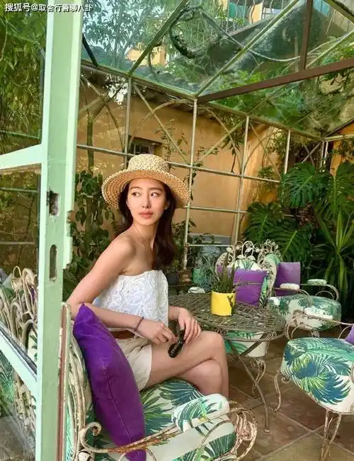 31岁杨采钰法国海边度假,穿比基尼秀修长美腿,回眸甜笑性感迷人_照片