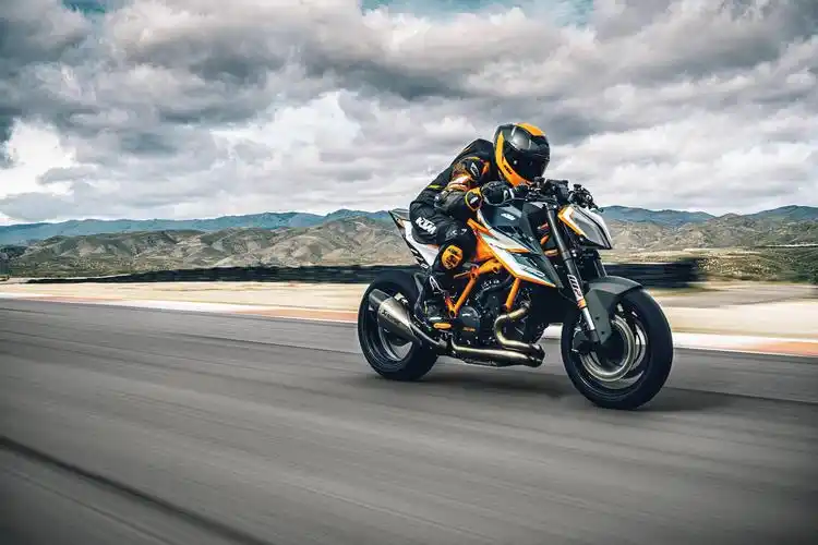 ktm1290superdukerr户外特写