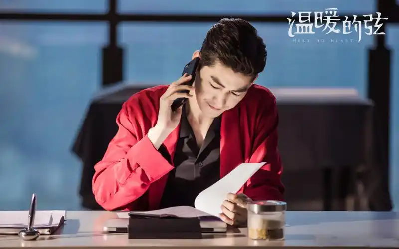 张翰《温暖的弦》帅气剧照桌面壁纸