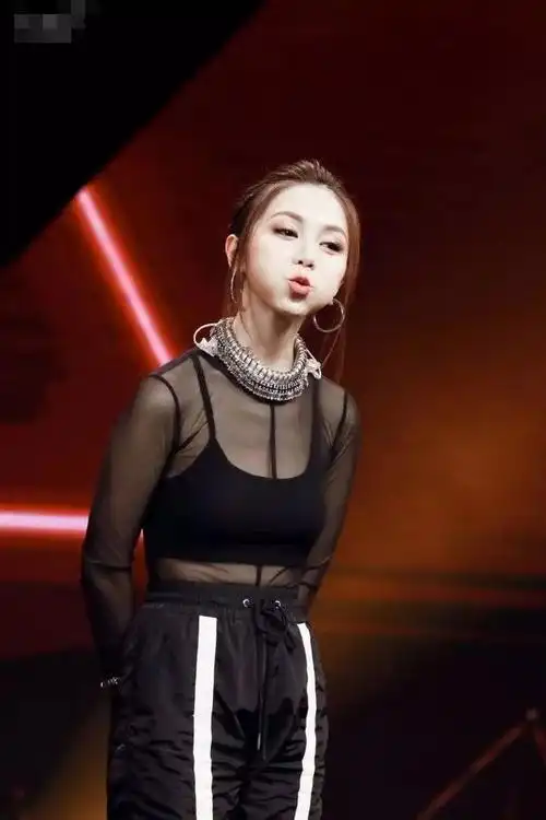 邓紫棋搞怪噘金鱼嘴倒是很可爱钢圈往脖子上套也不嫌勒