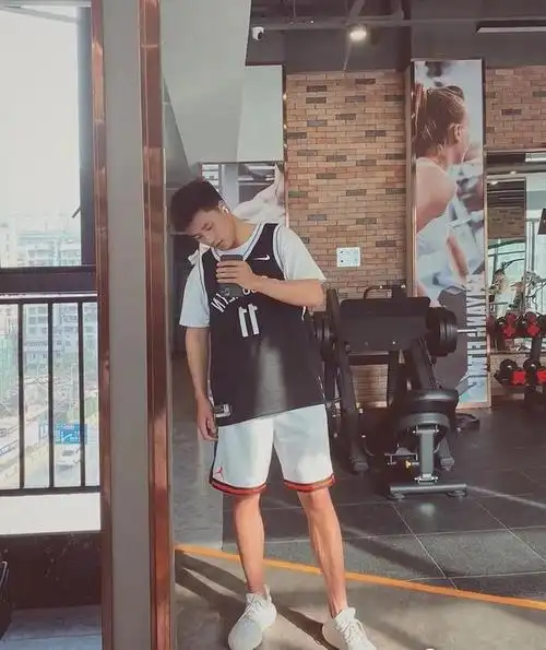 组图:运动型小哥哥,身高174的男生,长袜 短裤 t恤,时尚又帅气