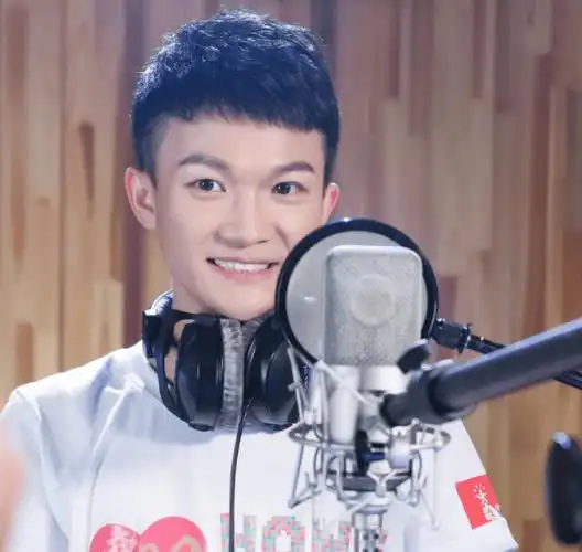 周深首次出道,是在2014年,作为新人的他参加了综艺节目《中国好声音》