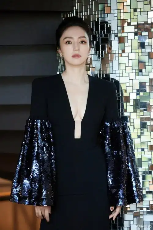 41岁董璇穿深v亮片礼服大秀好身材事业线吸睛
