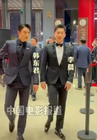 和李晨这个大帅哥站一起,韩东君也是一点都不差劲.