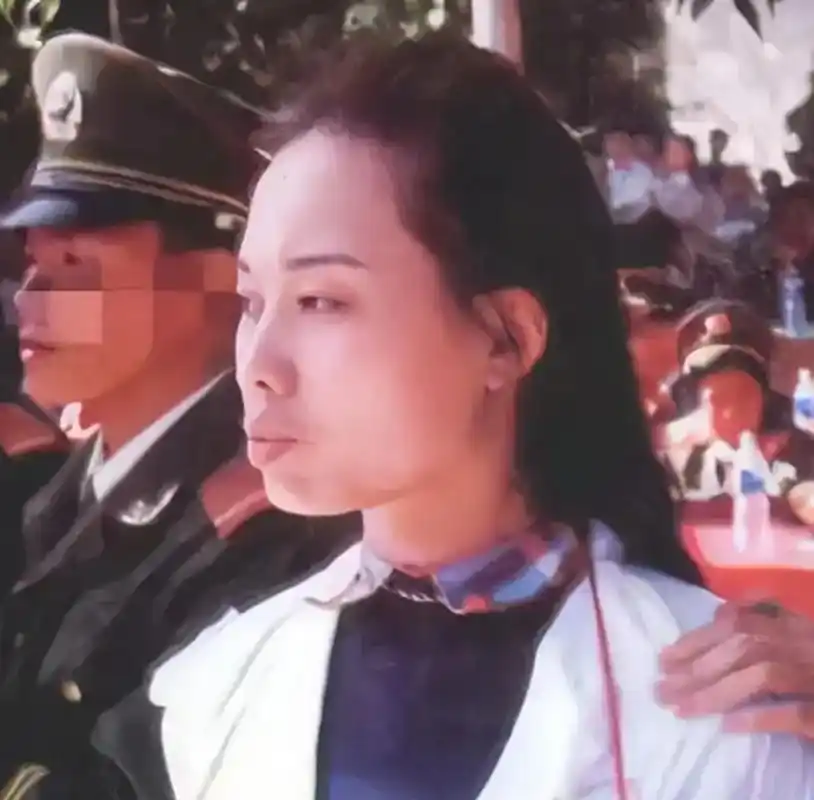 1995年,东莞街头,一名即将被押赴刑场的犯人,照片中的他穿着白色外套