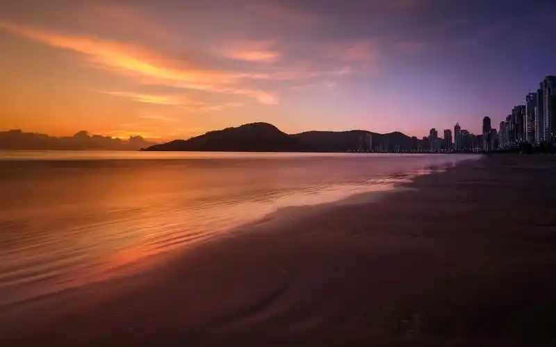 首页 自然与风景 日落和日出 海滩,海,日落,城市,摩天大楼,夜晚 壁纸