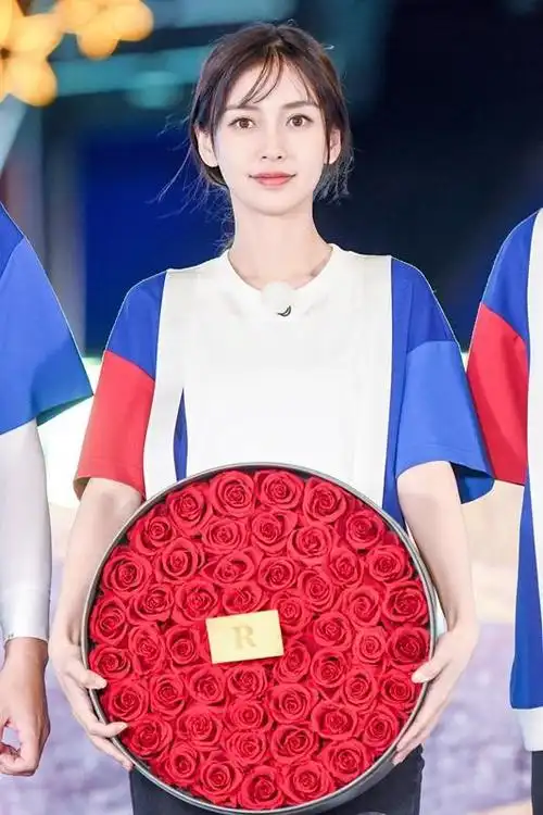 angelababy裸色礼服亮相《奔跑吧》收官 赢得本季最强者荣誉