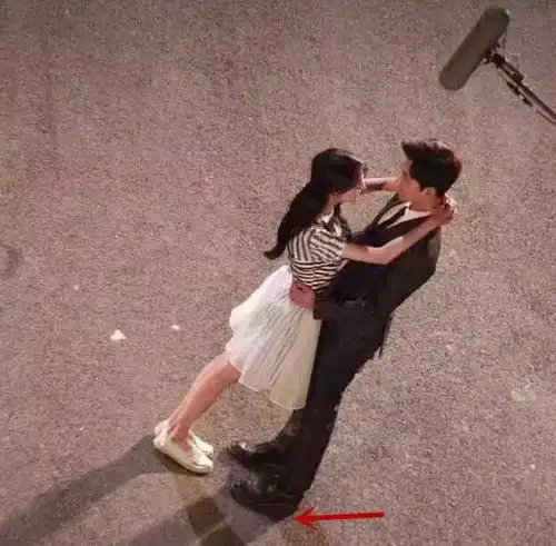 1米8的杨洋和郑爽拍吻戏为什么还穿增高鞋杨洋真实身高多少