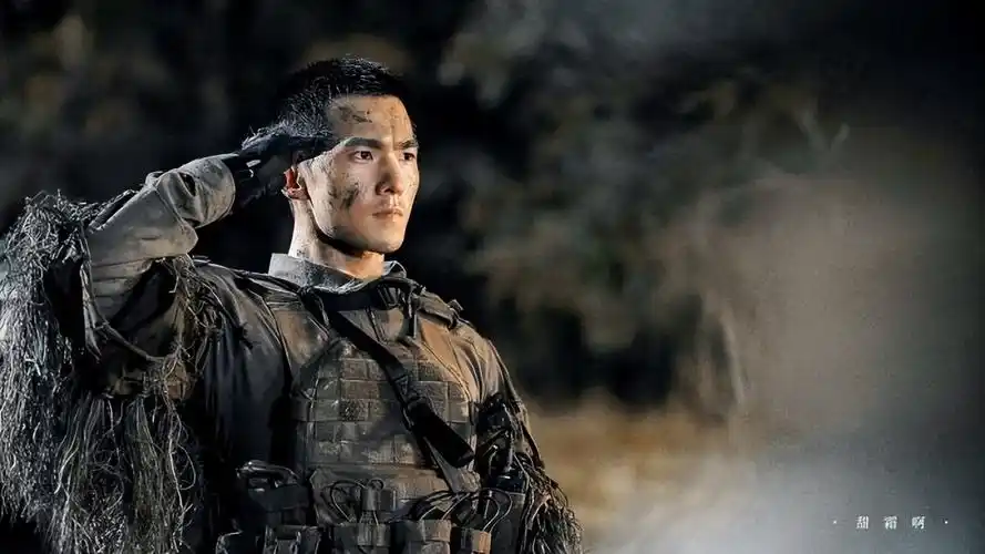留着寸头,皮肤黝黑,身形健壮的杨洋,演绎特种兵丝毫不显突兀,杨洋本就