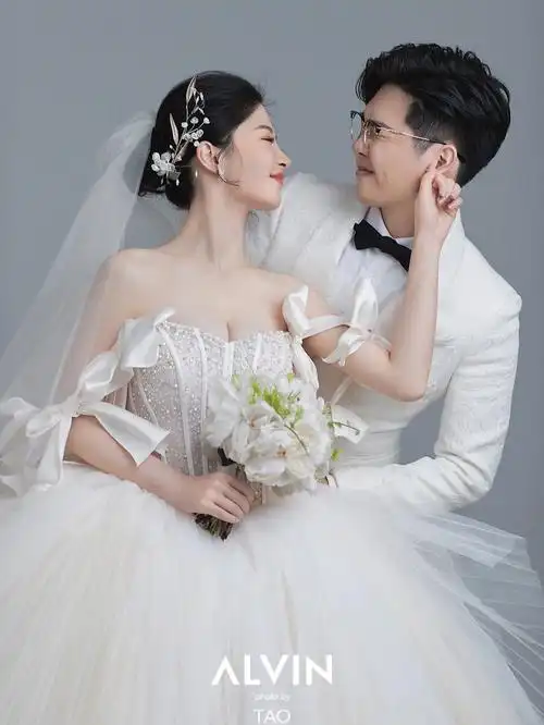 男生一定要带女朋友拍这样子的极简婚纱照