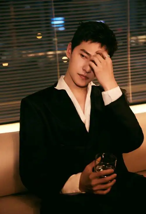 杨洋黑色深v西装造型##杨洋夜色涌动情绪大片