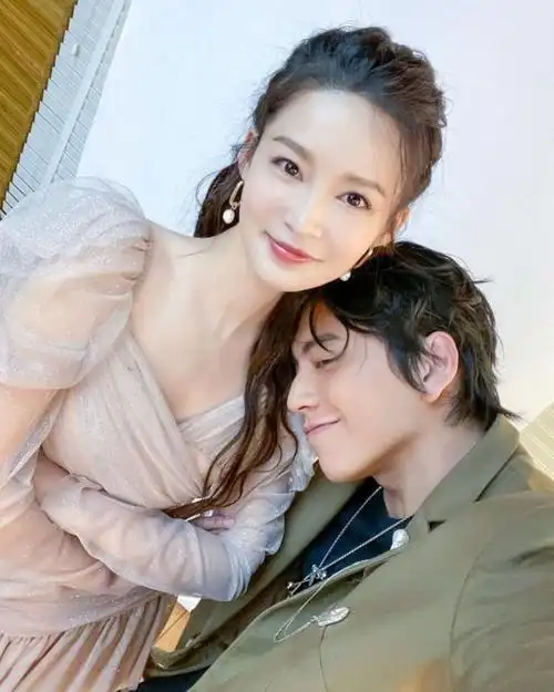 王大陆晒与李沁亲密依偎合影网友是官宣吗明星电影文章小虾米