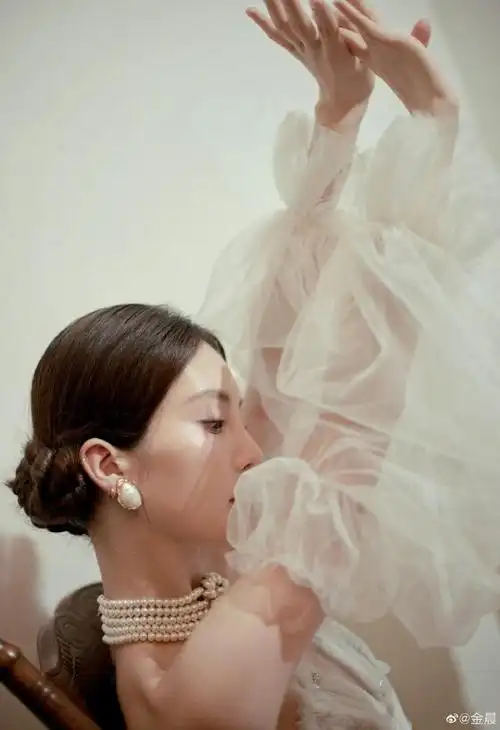 金晨的珍珠项链好大##金晨白色薄纱抹胸裙