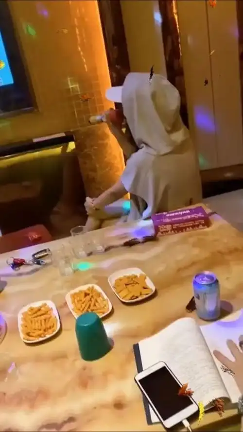 我叫你来ktv是喝酒的,你居然来这写作业