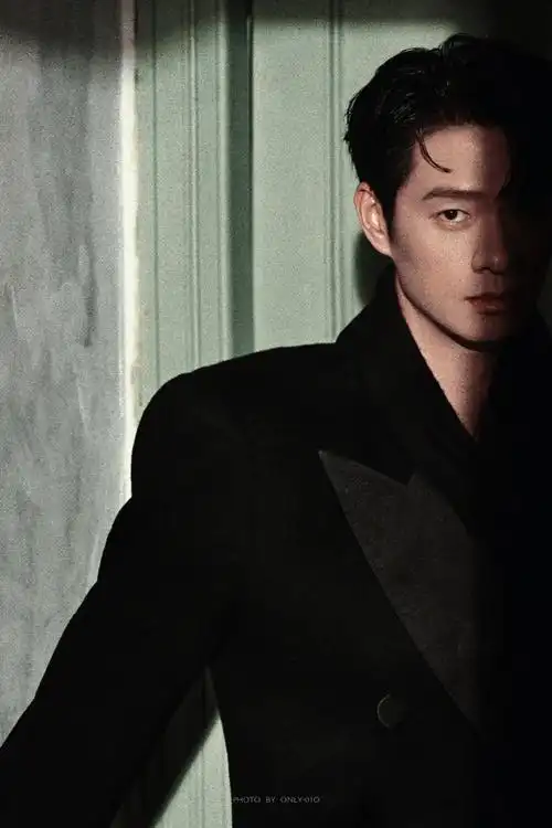 魏大勋费加罗闭年刊封面##魏大勋极致雅痞封面