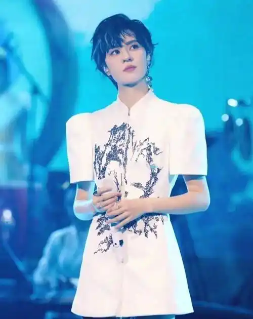 原创汪苏泷郁可唯愚人节互发自拍俩人关系真好两个有趣的灵魂