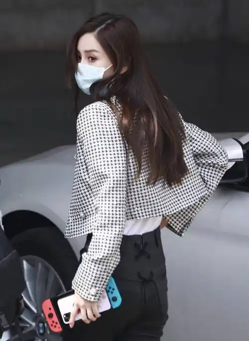 angelababy私服穿搭,条纹格纹随意切换,美腿抢镜又甜又飒_造型_粉白色