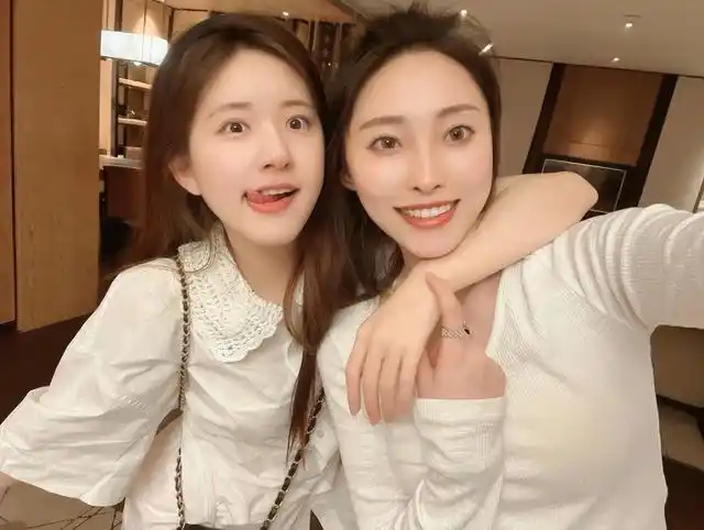 蒋依依探班赵露思!请《偷偷藏不住》剧组喝奶茶,却被质疑炒作?