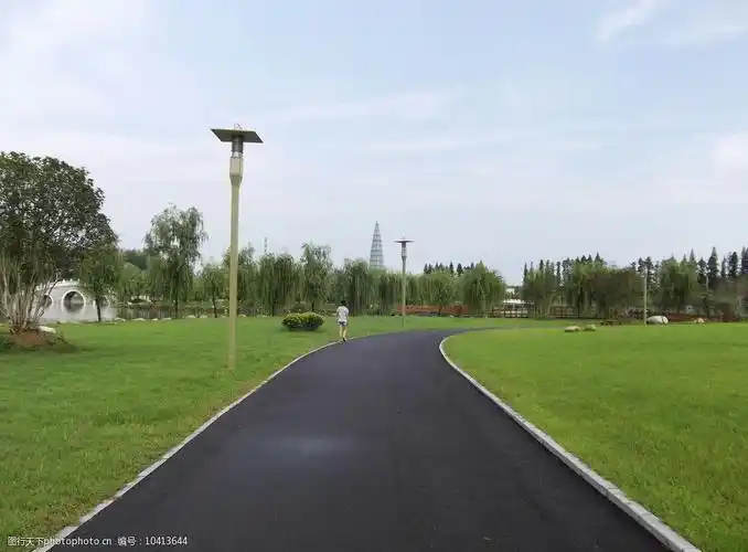 关键词:草地上的柏油路 草地 柏油路 绿草 绿树 汉川公园 建筑景观