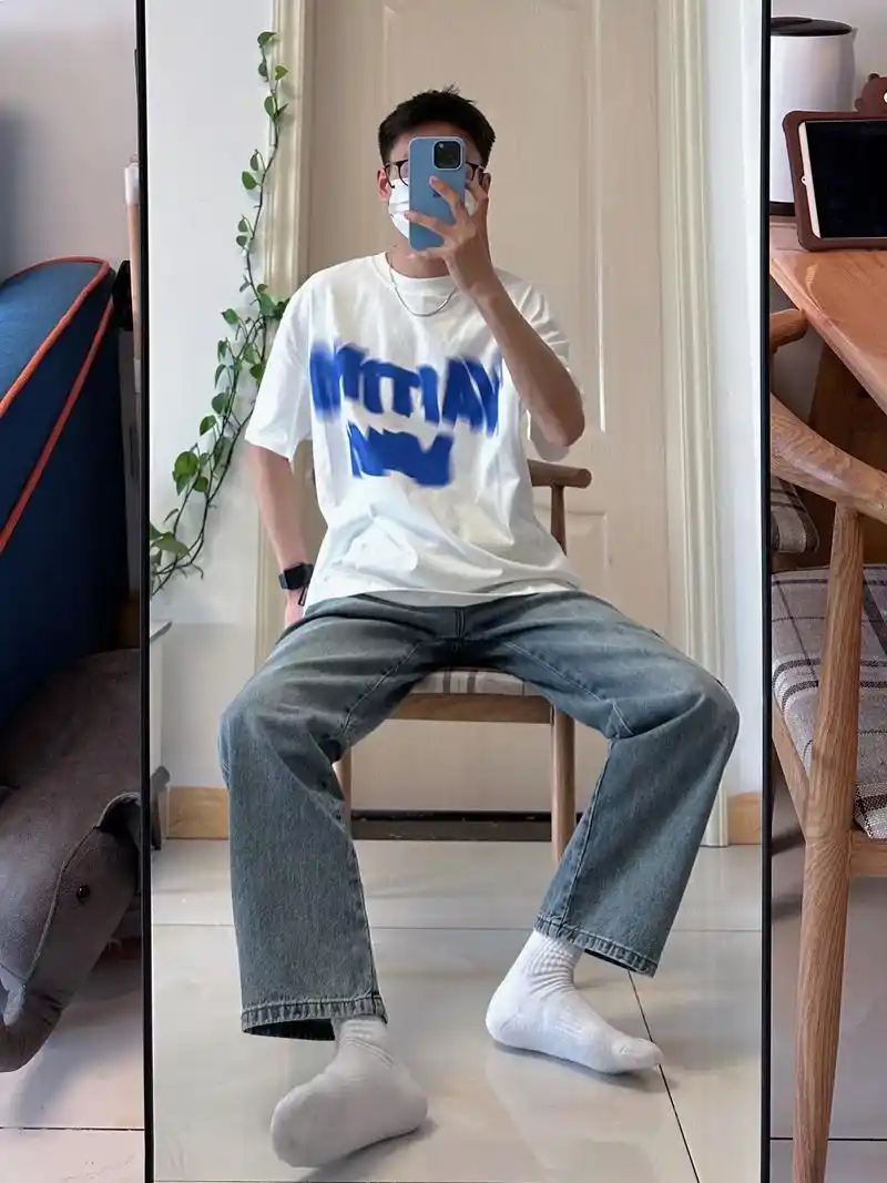 白色字母t恤77浅色牛仔裤.#ootd穿搭 #男高中生 #简单 - 抖音