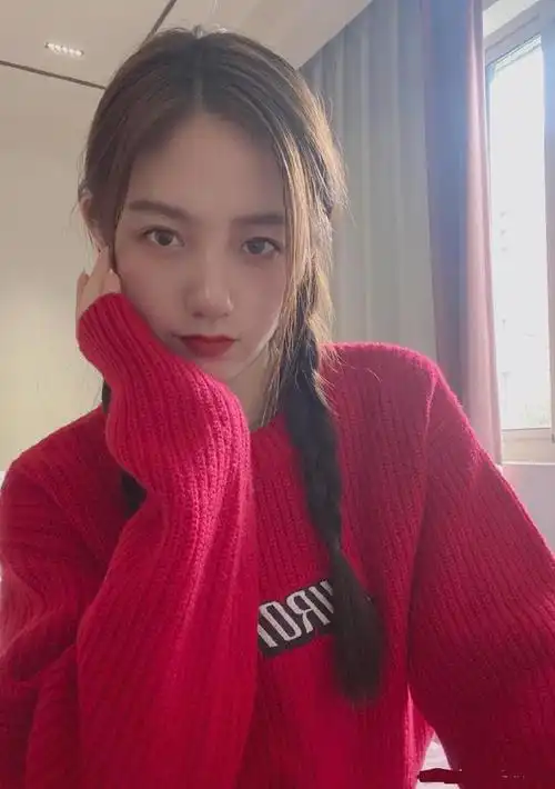 美女李佳宁迷人美照欣赏