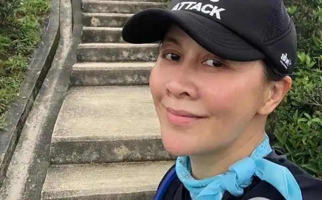 54岁刘嘉玲素颜晨跑被拍,气质全无,网友:像极了老奶奶