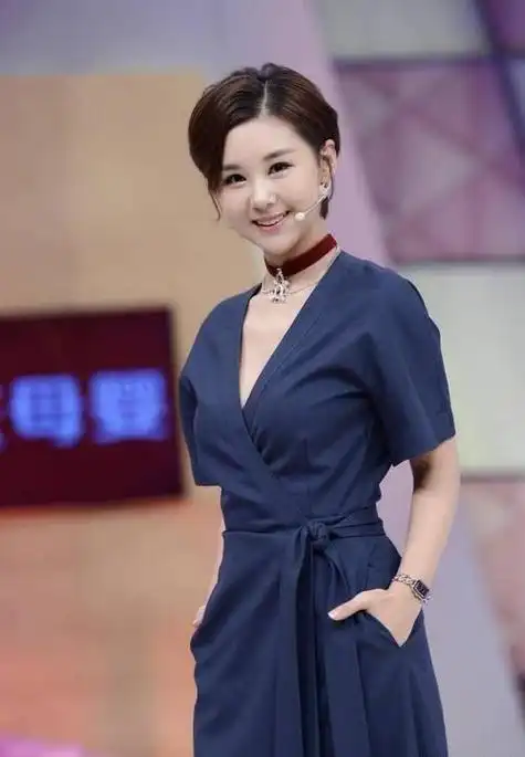 李小萌多才多艺,不仅涉猎广泛,还都做得非常出色.