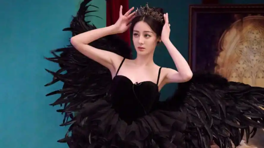 迪丽热巴黑天鹅造型火出圈,大长腿比例逆天,戴皇冠尽显高贵冷艳