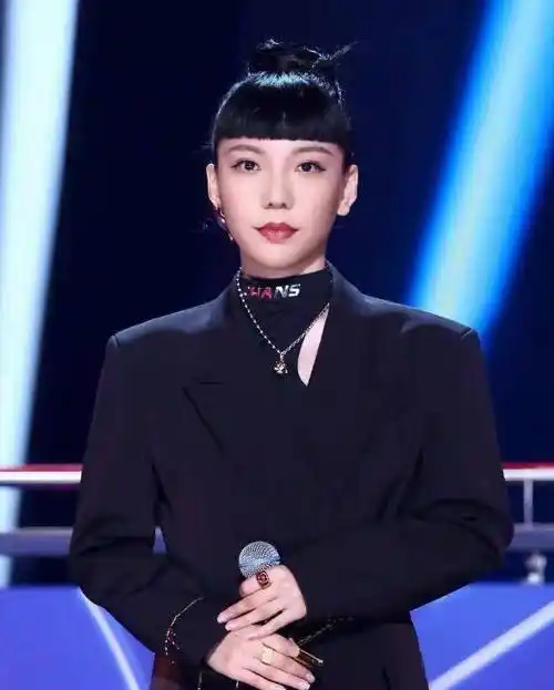 很快吴莫愁就在节目上遇到张碧晨,正当有人抱着看热闹的心态,观察两人