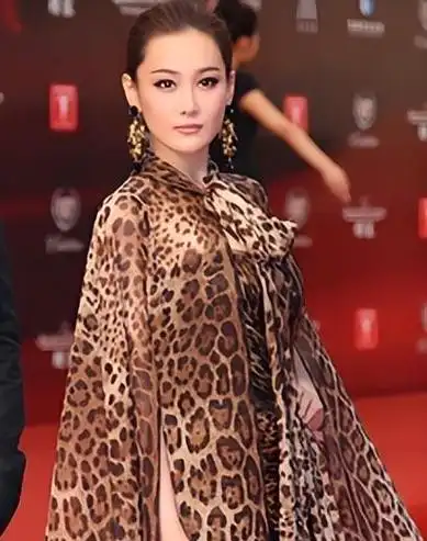 在一系列的深入探索后,我们惊奇地发现,张馨予竟然大胆选择了一身豹纹