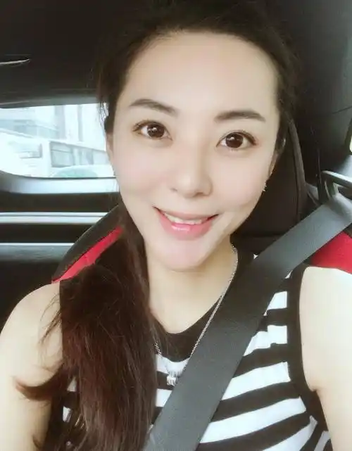 身高18米,黄金比例身材的她,即使当了妈妈,身材依然曲线优美.