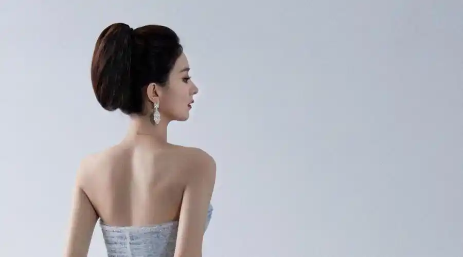 时尚芭莎年度派对##赵丽颖时尚芭莎年度派对##赵丽颖露背