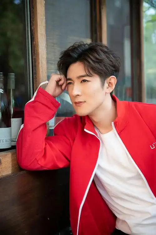 180cm/出生地:江苏,徐州/出生日期:11月2日职业:简介:季肖冰,出生于