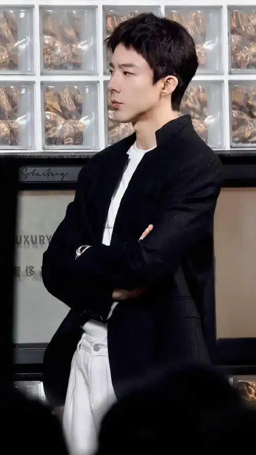 这个短发越看越喜欢.下颚线好优越.