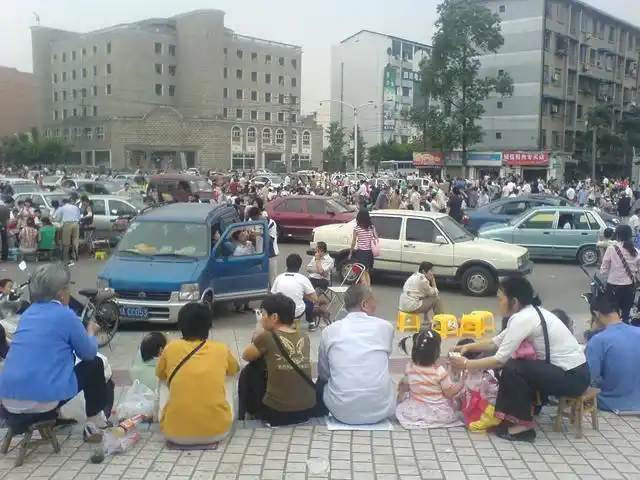 512汶川地震老照片2008年5月12日下午的成都街头