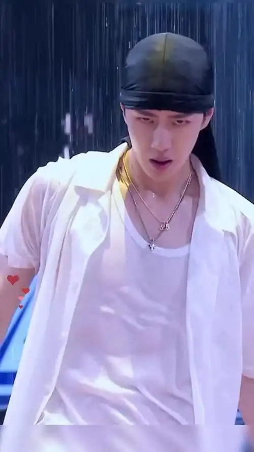 王一博水舞台湿身胸振.