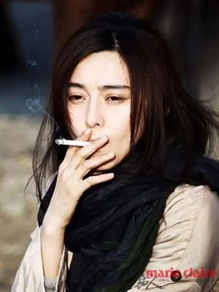 范冰冰凌乱发型吸烟照 颠覆女神形象