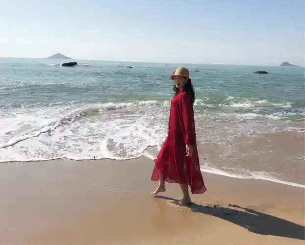 漫步海滩一一个人的海清晨漫步海边,碧海蓝天,静谧的海边绿道,一个人