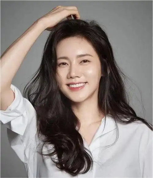 秋瓷炫颜值崩塌脸油亮反光鼻子变朝天鼻网友大呼已经认不出