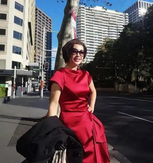 刘晓庆越来越会穿搭了黑色丝袜搭配红色连衣裙秒变少女